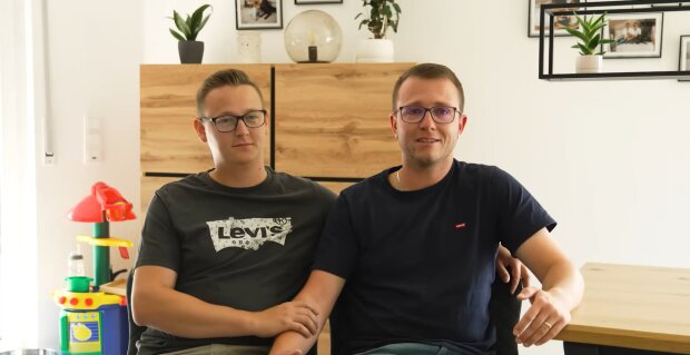 Zwei Väter. Quelle: Youtube Screenshot