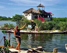 Um Nebenkostenabrechnung zu vermeiden: Ein findiger Mann hat eine Insel aus 150.000 Flaschen gebaut