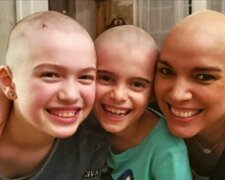 Mutige Mädchen rasierten sich den Kopf, um ihre Mutter zu unterstützen