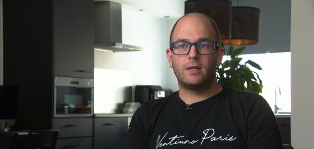 38-Jähriger berichtet über Leben mit 2000 Euro. Quelle: Youtube Screenshot