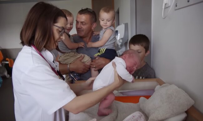 Arbeitslos und trotzdem Vaterfreuden. Quelle: Youtube Screenshot