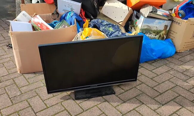 Nachbarschaftsstreit um den entsorgten Fernseher. Quelle: Youtube Screenshot