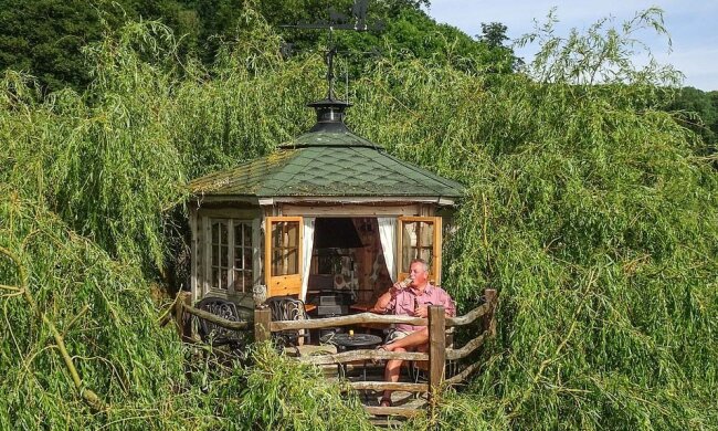 Der Mann baute ein Baumhaus mit allen Annehmlichkeiten, von den er als Kind geträumt hatte