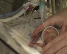 Babymädchen kommt in der 23. Woche zur Welt und beweist im Inkubator täglich ihren unglaublichen Lebenswillen