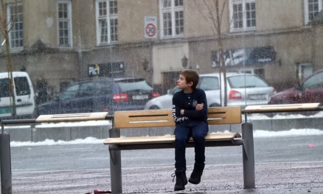"Ich bin nicht mehr obdachlos": Junge ist froh, nicht mehr auf dem Garagenboden zu schlafen
