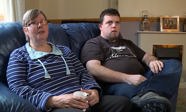 Was verbindet eine 60-Jährige mit einem 37-Jährigen: obwohl die Gesellschaft sie dafür verurteilt
