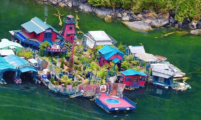 "Freedom Cove": In 25 Jahren baute ein Ehepaar aus Kanada ihr eigenes Manor auf dem Wasser