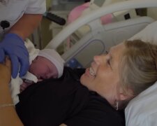 48 Jahre und frischgebackene Mutter. Quelle: Youtube Screenshot