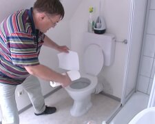 Er schrubbt sein WC zehnmal täglich. Quelle: Youtube Screenshot