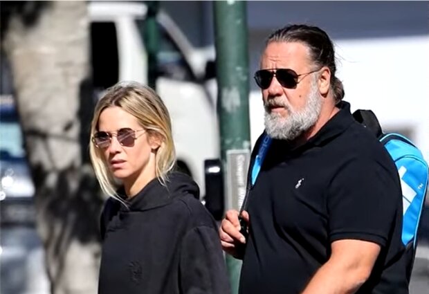 Russell Crowe und Britney Theriot. Quelle: Screenshot Youtube