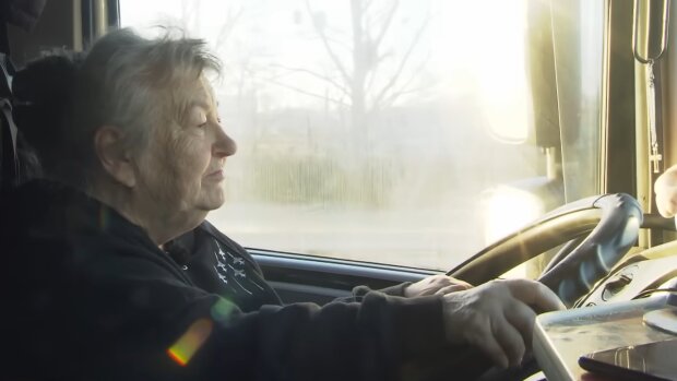 Sie ist 76 und bügelt mit ihrem Lkw noch jeden Jungfahrer weg: Rosi fährt mit 40 Tonnen durchs Leben
