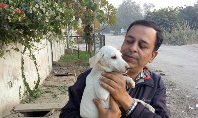 Kapil Bajpai mit einem Welpen. Quelle: facebook