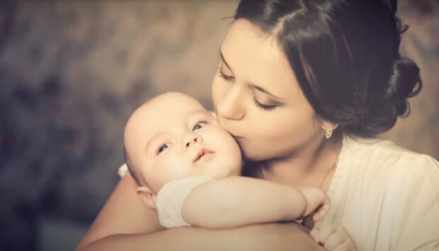 Mutter und Kind. Quelle: Screenshot YouTube
