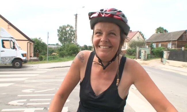 Bei ihrer Rückkehr trifft Tatiana auf ihren Mann, den Vater ihrer kleinen Tochter. Quelle: Youtube