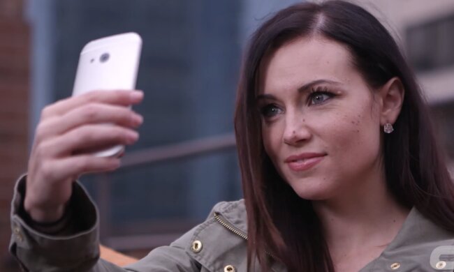 Frau glaubt, dass sie im Erwachsenenalter besser aussieht. Quelle: Screenshot YouTube
