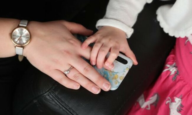 Wie ein 2-jähriges Mädchen seine Mutter mit Facebooks Hilfe gerettet hat