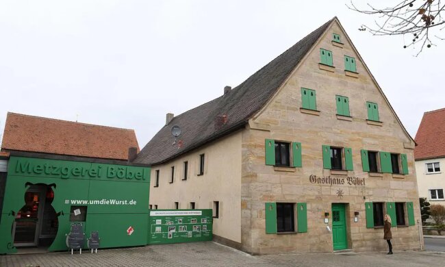 Kunstobjekt für Touristen: Würstchenhotel bei Nürnberg