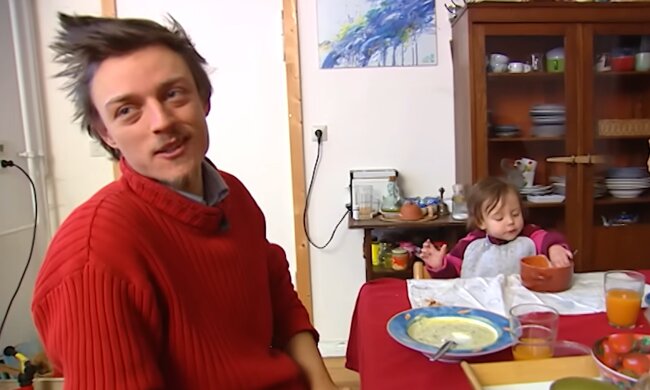 Dieser Mann lebt mit Frau und Kind komplett gratis. Quelle: Youtube Screenshot