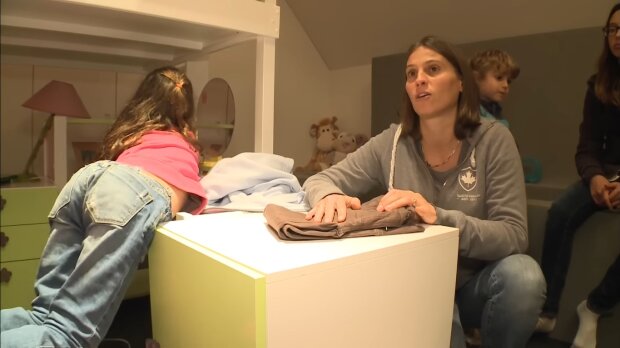 Eine dreifache Mutter wird wegen Mietrückständen obdachlos. Quelle: Youtube Screenshot
