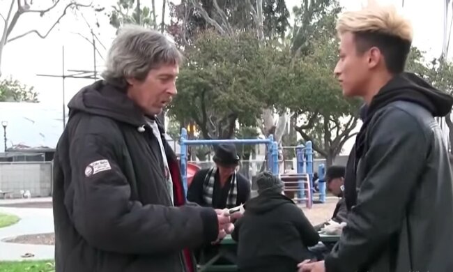 Der Obdachlose bekam 100 Euro, und man begann, ihn zu beobachten: er hat eine noble Sache getan