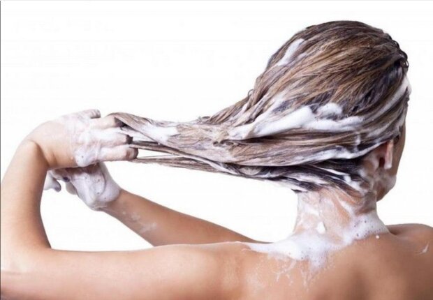 Wie viele Mal man das Shampoo beim Haarwaschen auftragen muss: Friseure haben geantwortet