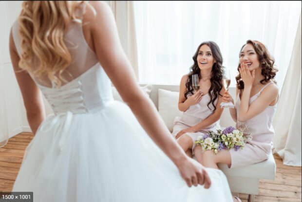 Freundinnen hatten fast einen Streit um das Brautkleid für die Hochzeit