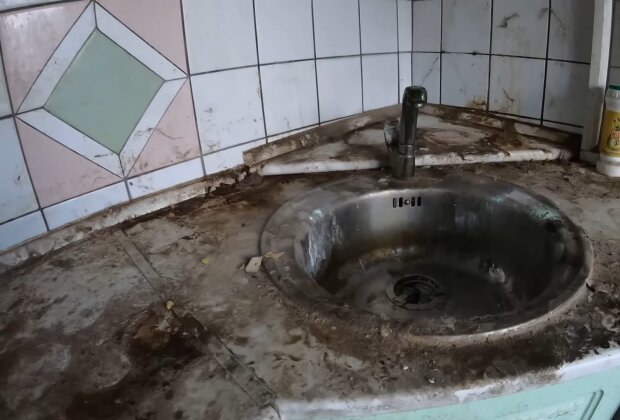 Einziehen nur mit Werkzeug. Quelle: Youtube Screenshot