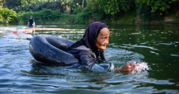 3 km Schwimmen 80 alte Frauen, die zu alt sind, um Trinkwasser zu holen