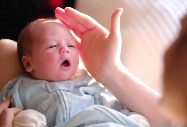 Ein Säugling benötigt die Aufmerksamkeit rund um die Uhr. Quelle: Screenshot YouTube