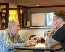 Der Kellner kniete vor dem 91-jährigen Veteranen nieder: Die Kunden im Kaffeehaus konnten ihre Emotionen nicht zurückhalten