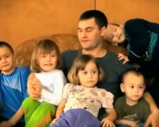 Ein Vater mit vielen Kindern: wie ein Mann lebt, der im Jahr 2011 sechs Kinder adoptierte