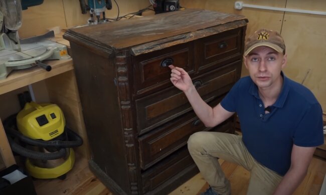 Ein Mann reparierte eigenhändig eine alte Kommode: Sie wurde zu einem Kunstwerk