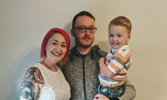 Er hat mehr Mitgefühl als Erwachsene: Der zweijährige Junge ernährt Obdachlose seiner Stadt