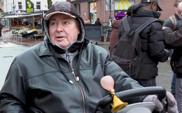 66-jähriger Thomas übt scharfe Kritik an der Regierung. Quelle: Youtube Screenshot