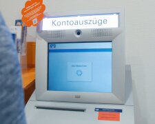 Kontoauszüge im Müll? Quelle: Youtube Screenshot