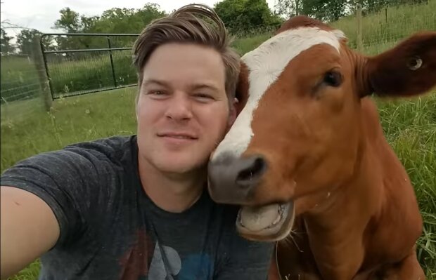 Gerettete Kuh mit dem Besitzer. Quelle: Youtube Screenshot
