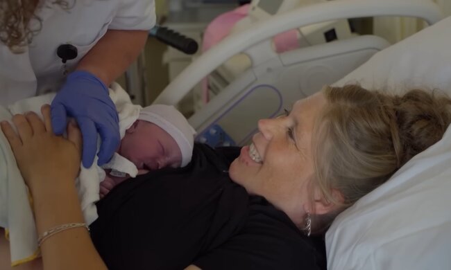 48 Jahre und frischgebackene Mutter. Quelle: Youtube Screenshot