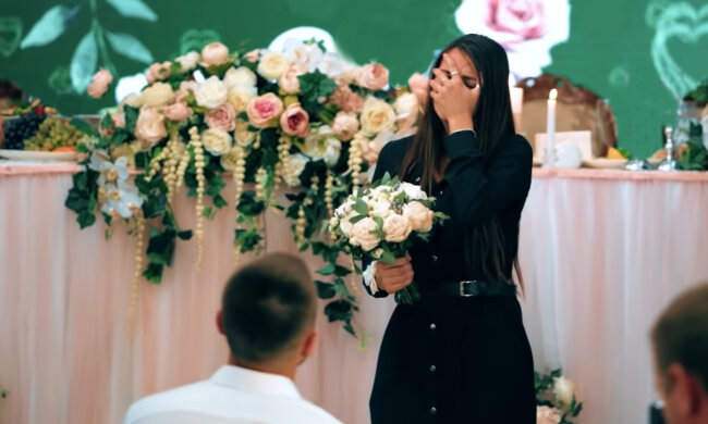 Mann macht einen Heiratsantrag seiner Geliebten. Quelle: Screenshot Youtube