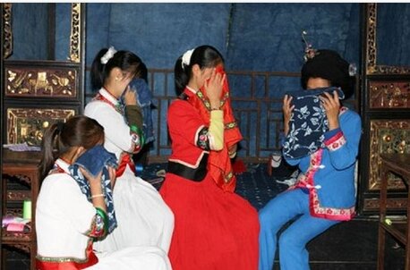 Das Mädchen weinte, als sie den alten Mann heiratete, aber die Ehe erwies sich als glücklich