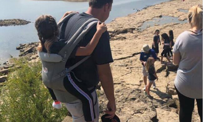 Ein Lehrer trug ein 10 jähriges Mädchen, das nicht laufen kann, den ganzen Ausflug, damit sie ihn nicht verpasst