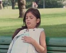 Ein Mädchen mit einem großen Bauch saß im Park, ihr Mann holte sie ab und Erwachsene wollten ihr helfen