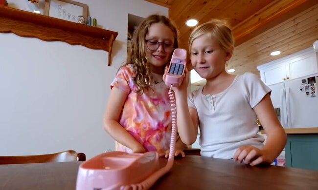 „Alle in der Klasse haben ein Handy – nur meine 7-Jährigen nicht“. Quelle: Youtube Screenshot