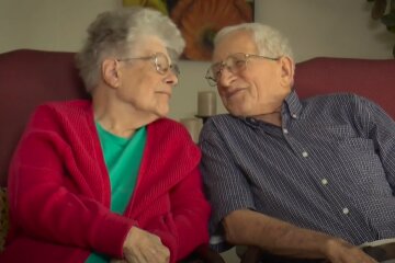 "Für die Liebe gibt es keine Barrieren": 88-jährige Braut heiratete 78-jährigen Verlobten im Krankenhaus
