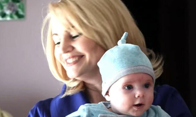 Alter ist kein Hindernis für das mütterliche Glück. Quelle: Screenshot YouTube