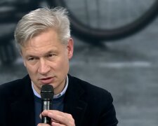 Senat erlaubt erstmals Streusalz auf Gehwegen. Quelle: Youtube Screenshot