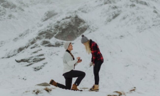 Mann macht seiner Geliebten einen Heiratsantrag. Quelle: Screenshot Youtube