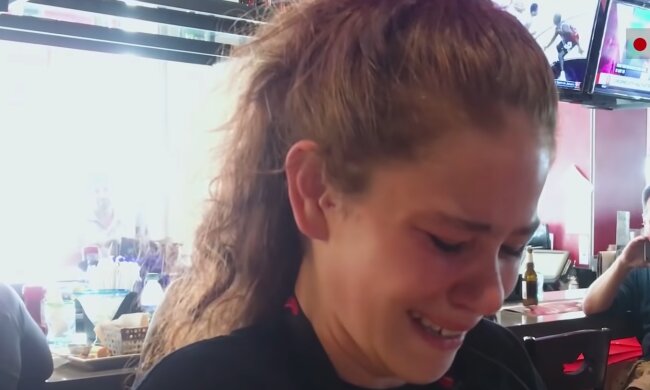 Weinende Kellnerin. Quelle: YouTube Screenshot