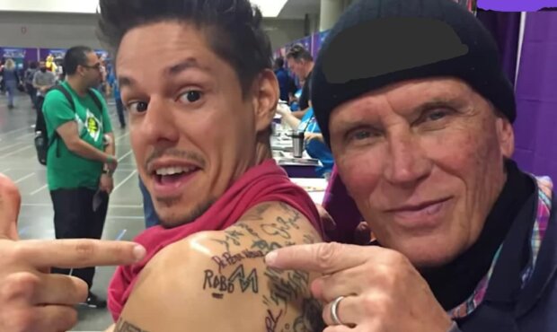 Mann stellte Weltrekord mit 225 Autogramm-Tattoos auf seinem Rücken auf, Details