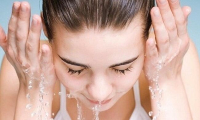 Wie man sich das Gesicht wäscht, um eine perfekte Haut zu haben: Regel von 60 Sekunden