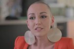 „Ich glänze mit meiner Glatze – wortwörtlich“. Quelle: Youtube Screenshot
